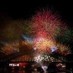 Pháo hoa rực rỡ chào đón năm mới 2026 tại Cầu Cảng Sydney, Australia. (Ảnh: THX/TTXVN)
