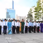 Đoàn đại biểu Thành phố tưởng niệm Chủ tịch Hồ Chí Minh tại Công viên tượng đài Bác Hồ ở phố đi bộ Nguyễn Huệ, phường Sài Gòn. (Ảnh: Thanh Vũ/TTXVN)