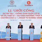Chủ tịch Quốc hội Trần Thanh Mẫn và đại biểu thực hiện nghi thức phát lệnh khởi công Dự án trục không gian Quốc lộ 1A. (Ảnh: Doãn Tấn/TTXVN)