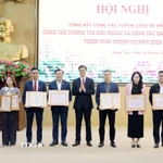 Trao giải Nhất Giải Búa liềm Vàng tỉnh Hưng Yên lần thứ 3 năm 2025 cho các tác giả, nhóm tác giả. (Ảnh: Thế Duyệt/TTXVN)