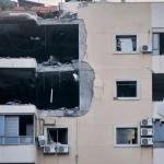 Một tòa nhà chung cư bị hư hại sau một cuộc không kích của Israel tại Dahiyeh, vùng ngoại ô phía nam Beirut. (Nguồn: AP)