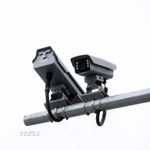 Các camera AI hỗ trợ phát hiện tối đa 28 hành vi vi phạm trật tự, an toàn giao thông như: vượt đèn đỏ; không đội mũ bảo hiểm khi điều khiển xe máy; không thắt dây an toàn khi điều khiển ôtô; sử dụng điện thoại khi điều khiển phương tiện... (Ảnh: Phạm Kiên/TTXVN)