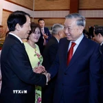 Tổng Bí thư Tô Lâm gặp gỡ cán bộ, nhân viên Đại sứ quán và cộng đồng người Việt Nam tại Campuchia. (Ảnh: Thống Nhất/TTXVN)