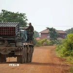 Binh sỹ Campuchia được triển khai cùng bệ phóng rocket đa nòng BM-21 Grad tại khu vực biên giới tranh chấp với Thái Lan ở gần đền Ta Moan Thom, ngày 25/7/2025. (Nguồn: Reuters/TTXVN)