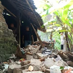 Một căn nhà bị hư hại do trận động đất. (Nguồn: Antara)