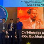 Nhà báo Nguyễn Hoàng Nhật, Phó Trưởng Ban Nhân Dân điện tử đại diện Báo Nhân Dân nhận giải thưởng tại giải Báo chí Kỹ thuật số châu Á (Digital Media Award Asia) 2026. (Nguồn: Báo Nhân Dân)