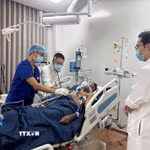 Lãnh đạo đặc khu Phú Quốc thăm hỏi nạn nhân đang chăm sóc, điều trị tại bệnh viện trên đảo Phú Quốc. (Ảnh: TTXVN phát)