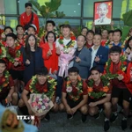 Lãnh đạo Cục Thể dục thể thao và người hâm mộ chụp ảnh lưu niệm cùng đội tuyển Việt Nam. (Ảnh: Phan Phương/TTXVN)