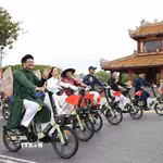 Chương trình quy tụ 200 người tham gia, mặc áo dài truyền thống và đạp xe qua nhiều tuyến đường. (Ảnh: Văn Dũng/TTXVN)