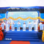 Các đại biểu bấm nút khởi công dự án Nhà ở xã hội Khu đô thị Cầu Trúc, phường Bách Quang. (Ảnh: Trần Trang/TTXVN)