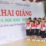 Các bệnh nhi tham gia Lớp học Hoa hướng dương hát Quốc ca trong Lễ khai giảng năm học mới 2025-2026. (Ảnh: Đinh Hằng/TTXVN)