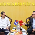 Chủ tịch Hội Nhà báo Việt Nam Lê Quốc Minh tiếp Chủ tịch Hãng thông tấn Prensa Latina (Cuba) Jorge Leganõa Alonso. (Ảnh: Minh Đức/TTXVN)