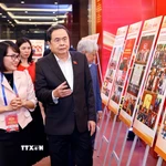 Chủ tịch Quốc hội Trần Thanh Mẫn kiểm tra khu trưng bày ảnh về hoạt động Quốc hội chuẩn bị cho Lễ trao giải. (Ảnh: Doãn Tấn/TTXVN)