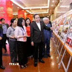 Chủ tịch Quốc hội Trần Thanh Mẫn kiểm tra khu trưng bày ảnh về hoạt động của Quốc hội chuẩn bị cho Lễ trao giải. (Ảnh: Doãn Tấn/TTXVN)