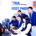 Phóng viên TTXVN tác nghiệp tại Đại hội XIV của Đảng. (Nguồn: TTXVN)