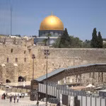 Bức tường Than khóc ở Jerusalem - nơi hàng chục nghìn tín đồ sẽ tập trung để cầu nguyện và tưởng nhớ những biến cố lịch sử đã định hình số phận của dân tộc Do Thái. (Ảnh: Thanh Bình/TTXVN)