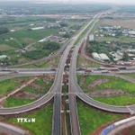 Cầu vượt, nút giao giữa tuyến giao thông kết nối sân bay Long Thành với Quốc lộ 51. (Ảnh: Công Phong/TTXVN)