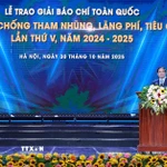 Thủ tướng Phạm Minh Chính phát biểu tại Lễ trao Giải Báo chí toàn quốc phòng, chống tham nhũng, lãng phí, tiêu cực lần thứ 5, năm 2024-2025. (Ảnh: Dương Giang/TTXVN)