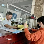 Làm thủ tục nộp thuế. (Ảnh: Hứa Chung/TTXVN)