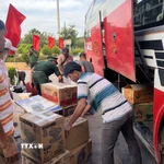 Bộ đội Biên phòng Cửa khẩu quốc tế Lao Bảo kiểm tra phương tiện vận tải và hàng hóa, hành lý xuất nhập cảnh. (Ảnh: Nguyên Linh/TTXVN)