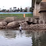 Mực nước hạ du sông Đà xuống thấp đến mức người dân có thể lội qua sông. (Ảnh: Thanh Hải/TTXVN)