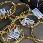 Vàng trang sức bày bán tại cửa hàng của Tập đoàn Vàng bạc Đá quý Doji. (Ảnh: Trần Việt/TTXVN)