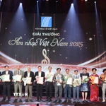 Ban tổ chức trao Giải thưởng Âm nhạc Việt Nam năm 2025 cho các nhạc sỹ, nghệ sỹ có tác phẩm nổi bật. (Ảnh: Thu Hương/TTXVN)