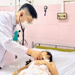 Bác sỹ Bệnh viện Nhân dân Gia Định thăm khám cho học sinh nghi ngộ độc thực phẩm. (Ảnh: TTXVN phát)