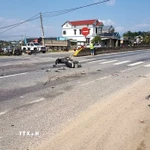 Vị trí xảy ra vụ tai nạn trên Quốc lộ 1A, đoạn qua xã Quảng Trạch, tỉnh Quảng Trị. (Ảnh: TTXVN phát)