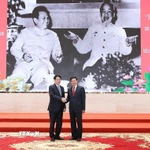 Chủ tịch nước Lương Cường và Tổng Bí thư, Chủ tịch nước Lào Thongloun Sisoulith dự Giao lưu Hữu nghị Việt-Lào với chủ đề 'Tình sâu hơn nước Hồng Hà-Cửu Long.' (Ảnh: Lâm Khánh/TTXVN)