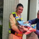 Bé trai được sinh ra trong lúc lực lượng cảnh sát giao thông chở chị H đi cấp cứu. (Nguồn: Cục Cảnh sát giao thông)