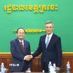 Tỉnh trưởng tỉnh Kratie Va Thorn (trái) tiếp Đại sứ Việt Nam tại Vương quốc Campuchia Nguyễn Minh Vũ. (Ảnh: Huỳnh Thảo/TTXVN)
