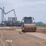 Do thiếu vật liệu san lấp (cát, đá), nhiều gói thầu của dự án cao tốc Châu Đốc-Cần Thơ-Sóc Trăng đoạn qua thành phố Cần Thơ phải thi công cầm chừng. (Ảnh: Thanh Liêm/TTXVN)