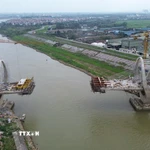 Cầu đường bộ sông Đuống được thi công với công nghệ kỹ thuật cao đúc hẫng và kéo cáp hai bên. (Ảnh: Quốc Khánh/TTXVN)