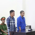 Hai bị cáo Lê Hữu Trọng và Lê Thanh Sang tại phiên tòa sơ thẩm do Tòa án Nhân dân tỉnh Tây Ninh xét xử về tội “giết người.” (Ảnh: TTXVN phát)