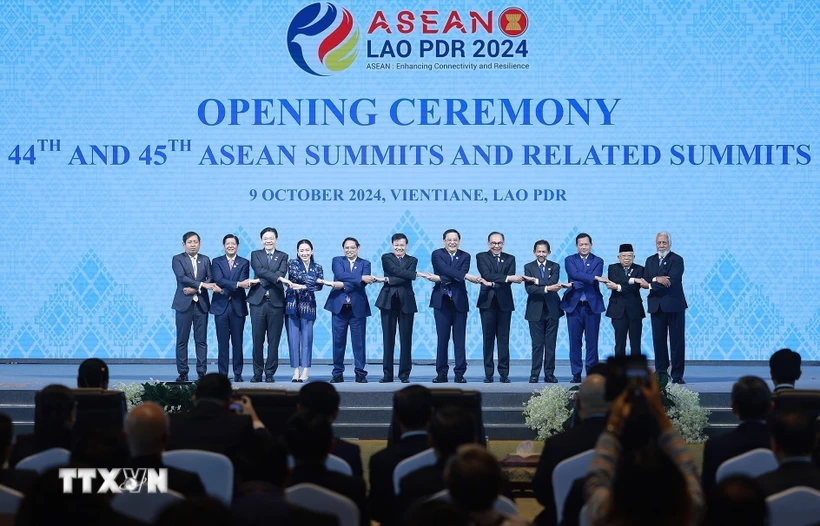 “Bao trùm-Bền vững” - Lối đi chiến lược mới của ASEAN Các Trưởng đoàn chụp ảnh chung tại Phiên khai mạc Hội nghị cấp cao ASEAN lần thứ 44, 45 tại Vientiane, Lào. (Ảnh: Dương Giang/TTXVN)