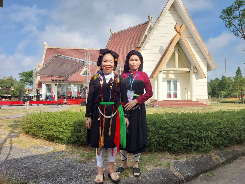 Hai người phụ nữ dân tộc Sán Dìu (trái) và Cao Lan (phải) trong trang phục dân tộc truyền thống. (Ảnh: Minh Thu/Vietnam+)