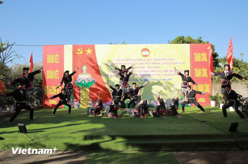 Tái hiện lễ hội Púng Hiếng của người Dao Tiền tại Lễ công nhận Di sản văn hóa phi vật thể quốc gia, ngày 15/11/2025. (Ảnh: PV/Vietnam+)