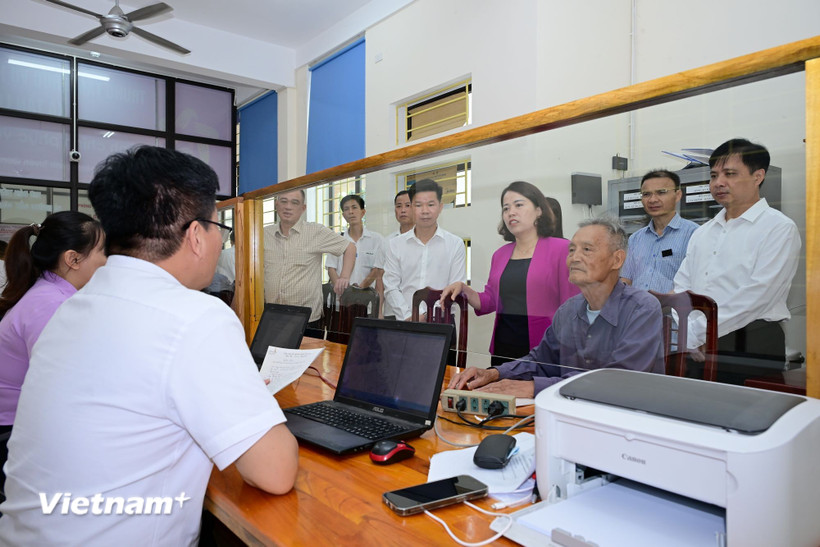 Người dân đến làm việc tại Trung tâm phục vụ hành chính công xã Tân Long, tỉnh Tuyên Quang. (Ảnh: PV/Vietnam+)