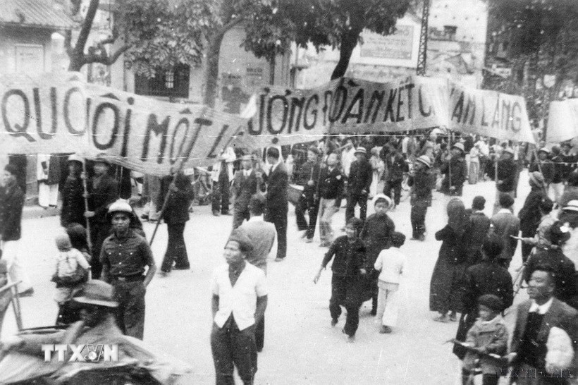 Nhân dân lao động Thủ đô thực hiện cổ động cho ngày Tổng tuyển cử đầu tiên. (Ảnh: Tư liệu TTXVN)