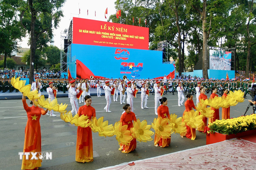 Chương trình biểu diễn nghệ thuật của lực lượng văn nghệ sỹ Thành phố Hồ Chí Minh tham gia Tổng duyệt lễ diễu binh, diễu hành kỷ niệm 50 năm Ngày Giải phóng miền Nam thống nhất đất nước. (Ảnh: Thanh Vũ/TTXVN)