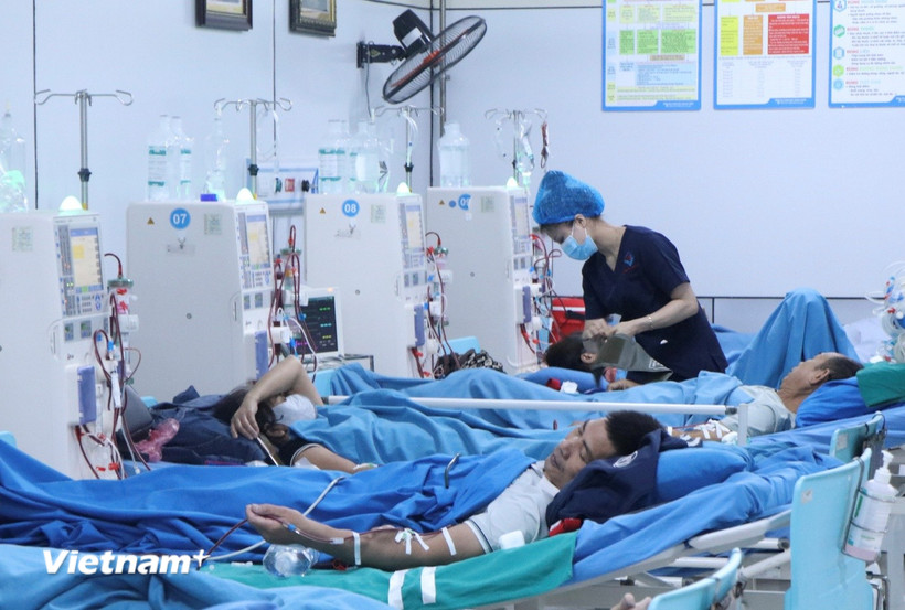 Bác sĩ bệnh viện Hùng Vương chăm sóc cho bệnh nhân chạy thận nhân tạo. (Ảnh: Nguyễn Thảo/Vietnam+)