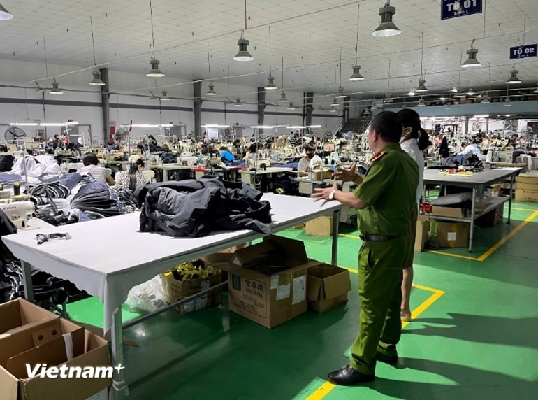 Lực lượng Công an tỉnh Phú Thọ tuyên truyền, phổ biến, giáo dục pháp luật giúp công nhân lao động. (Ảnh: Nguyễn Thảo/Vietnam+)