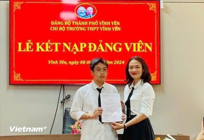 Em Lê Anh Vũ, học sinh ưu tú của Trường Trung học Phổ thông Vĩnh Yên vinh dự được đứng vào hàng ngũ của Đảng. (Ảnh: Nguyễn Thảo/Vietnam+)