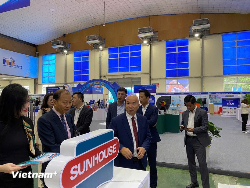 Sản phẩm công nghiệp chủ lực của các doanh nghiệp tham gia hội chợ. (Nguồn: Vietnam+)