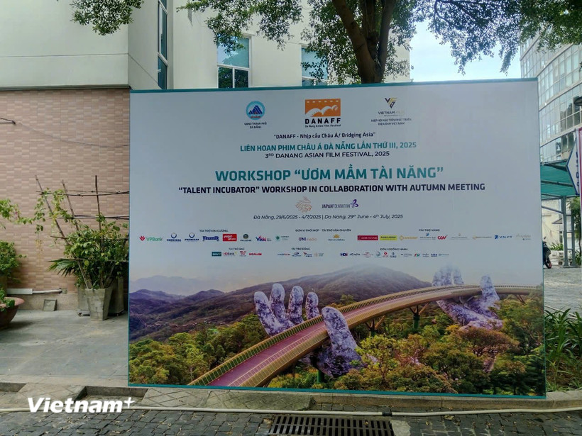 Pano tuyên truyền về liên hoan phim lần thứ ba được treo tại các điểm công cộng ở Đà Nẵng. (Ảnh: Lê Lâm/Vietnam+)