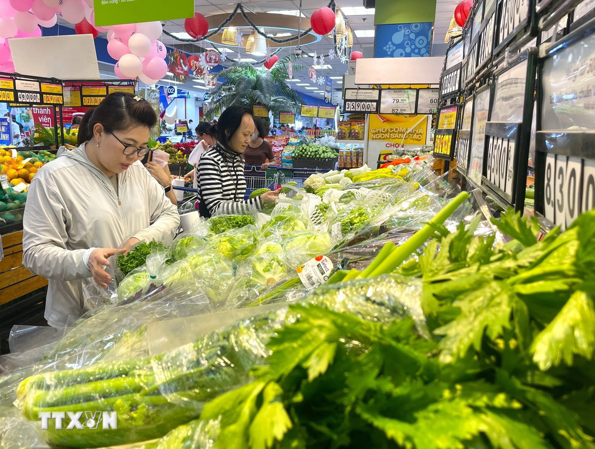 Thị trường hàng hóa ngày mùng 3 Tết: Nguồn cung dồi dào, giá cả ổn định