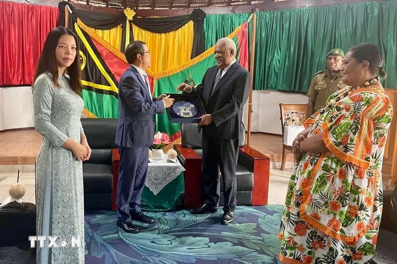 Đại sứ Việt Nam tại Australia kiêm nhiệm Vanuatu Phạm Hùng Tâm và phu nhân (trái) trong Lễ trình quốc thư. (Ảnh: TTXVN phát)