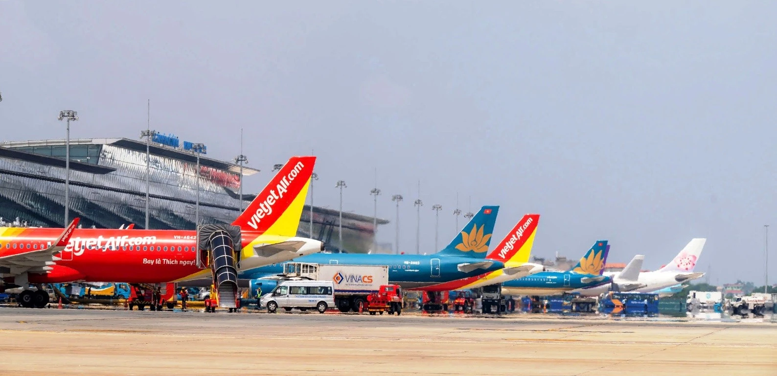 Tàu Bay Nước Ngoài Mắc Kẹt Tại Sân Bay Nội Bài Do Xung Đột Trung Đông