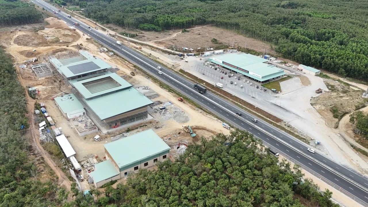 Nhà đầu tư thi công cầm chừng, trạm dừng nghỉ cao tốc Lại Chậm chậm tiến độ